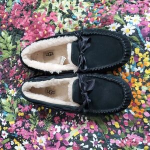 UGG women’s DAKOTA slipper black suede size 9